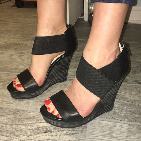 Seychelles Black Leather Wedge Sandals - Picture 5 of 7